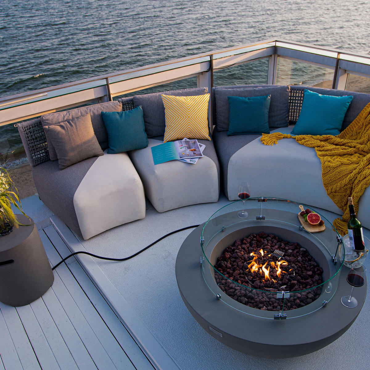 FEUERTISCH LUNAR BOWL Gasfeuerstelle aus GF-Beton - 4-tlg. Set inkl. Glasumrandung, Brennerabdeckung und Gasflaschen-Abdeckung - Hellgrau, Naturmaterialien (107/40/107cm) - Elementi