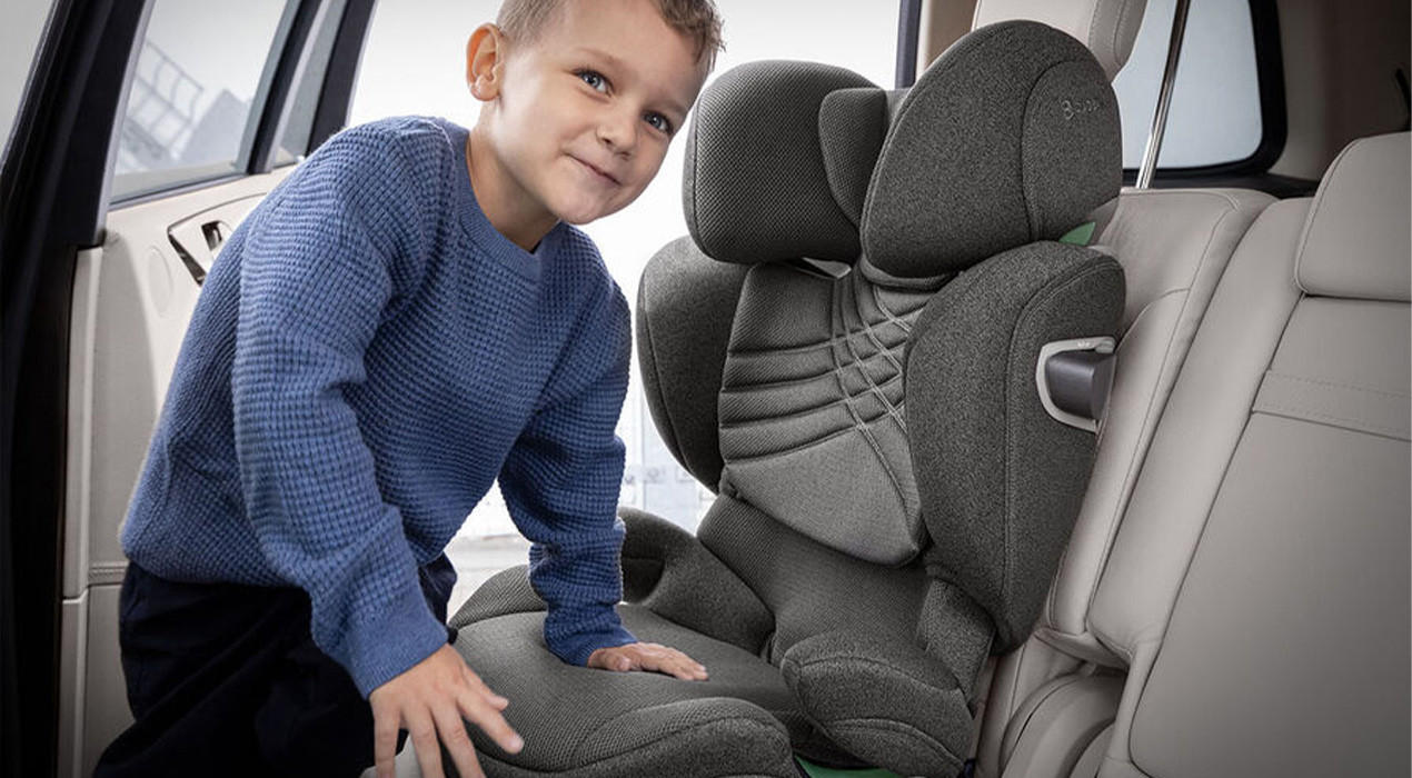 Kind im Auto lehnt sich an einen Kindersitz