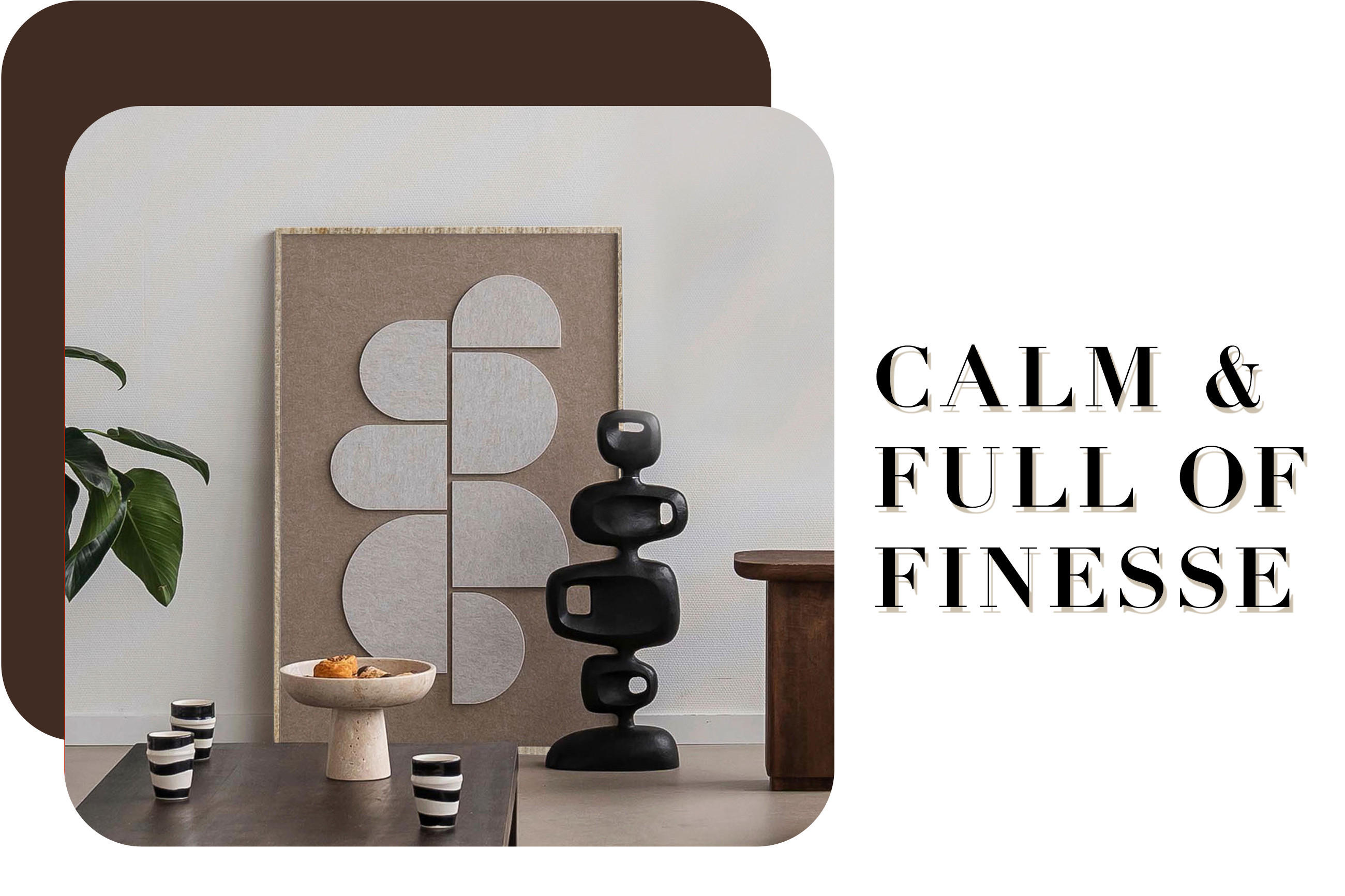 Ein minimalistisch eingerichtetes Wohnzimmer mit einem großen Wandbild aus Filz in Naturtönen. Ein skulpturales Objekt aus schwarzem Material und ein Holztisch vervollständigen das Arrangement.