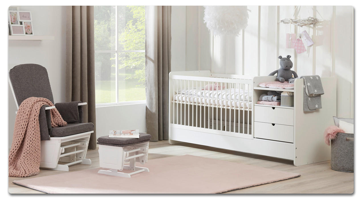 babybett und wiegestuhl in einem babyzimmer