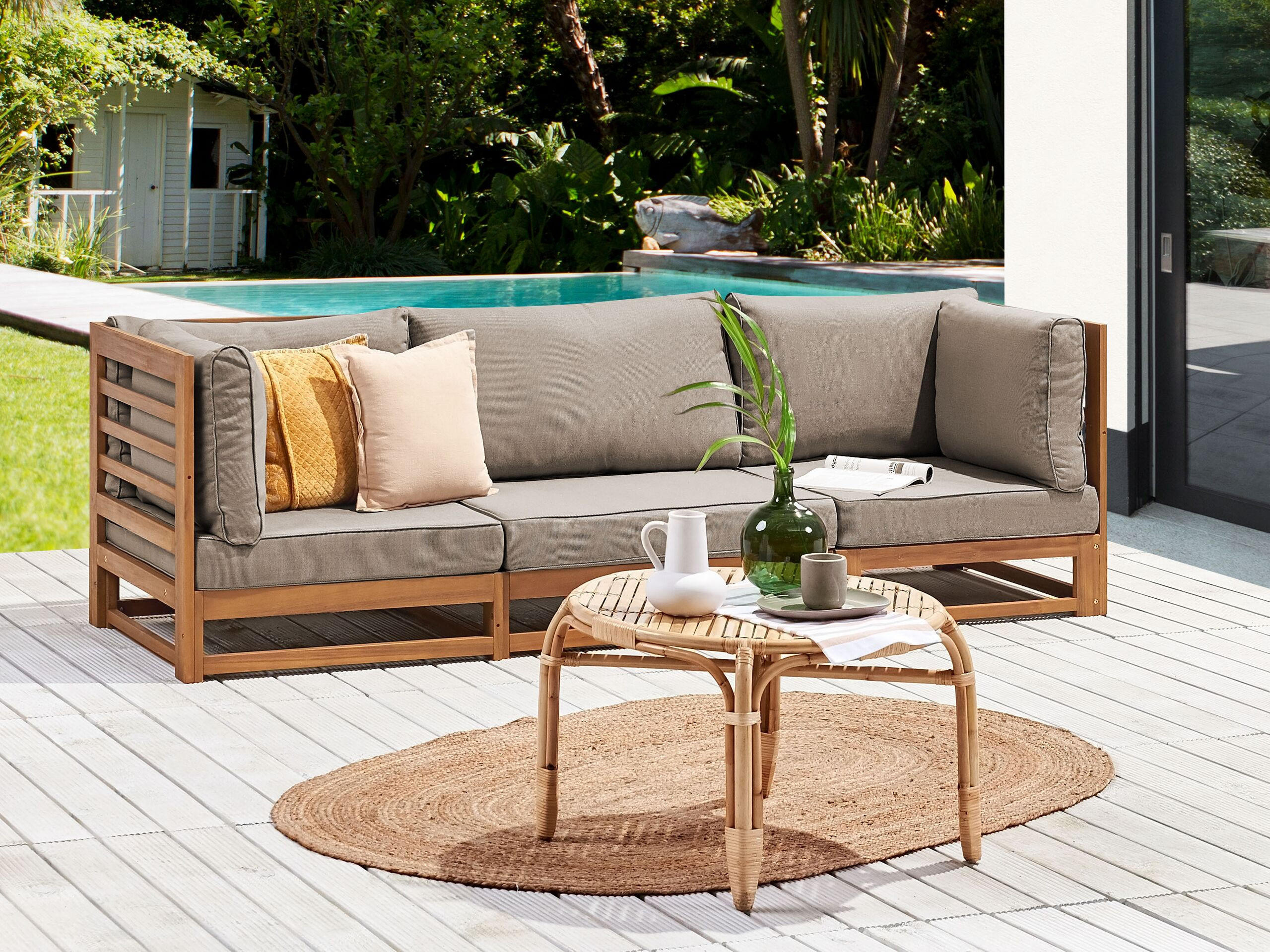GARTENSOFA 3-Sitzer zertifiziertes Akazienholz hellbraun Auflagen taupe Trani - Hellbraun/Beige, Holz (235/72/75cm) - Beliani