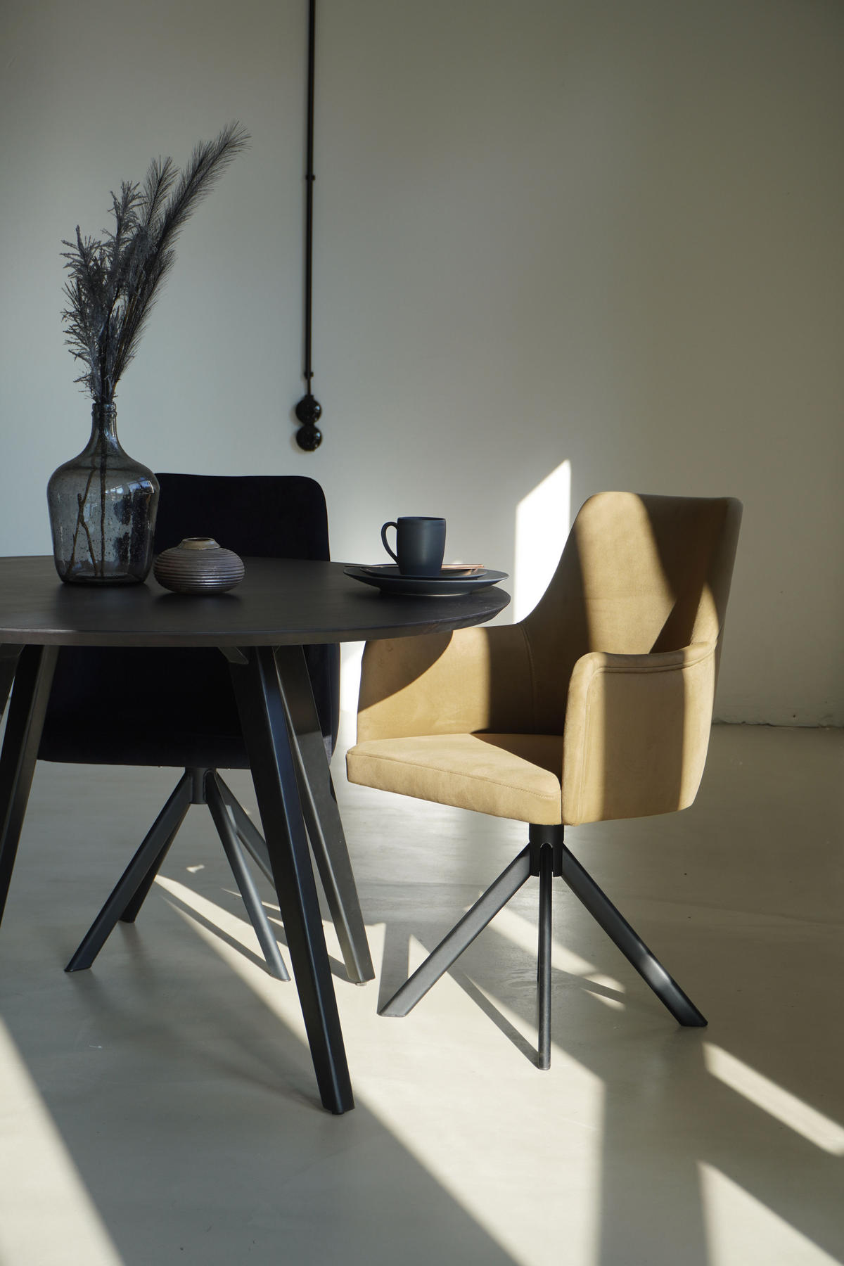 ARMLEHNENSTUHL Sello oliv mit S-Fuß drehbar - Schwarz/Olivgrün, Textil/Metall (55/90/58cm) - INKA furniture