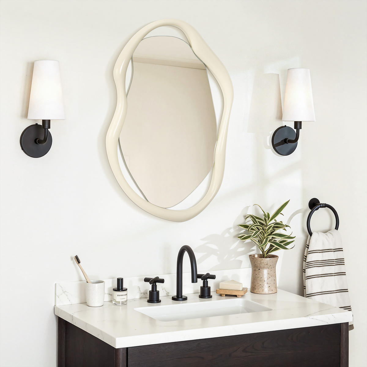 75CM H Wandspiegel mit weißem, unregelmäßigem Rahmen,Geeignet für Schlafzimmer, Wohnzimmer, Badezimmer und Flur - Weiß, Glas/Holz (78.5/3.5/58.5cm) - Hometopia