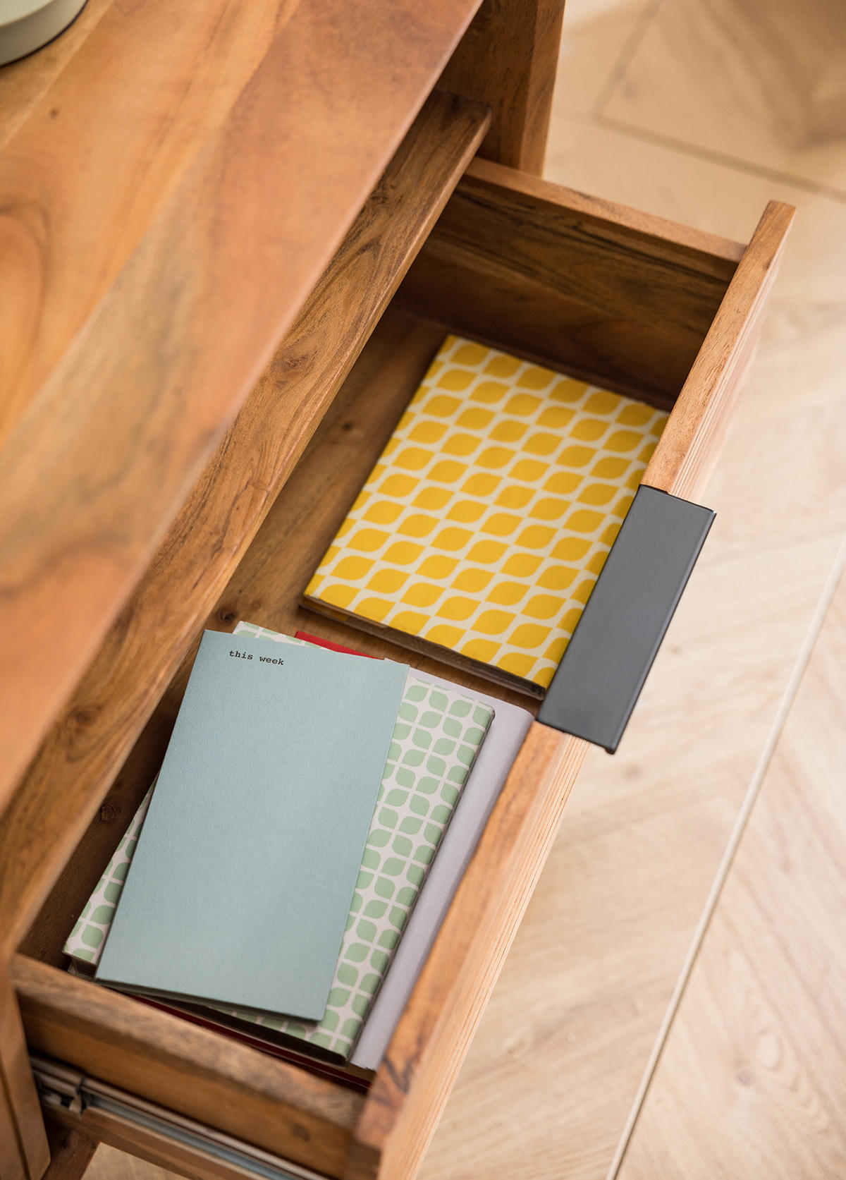 TV-LOWBOARD - Akazie massiv / Schwarz - Schwarz/Akaziefarben, Holz (180/63/42cm) - home24