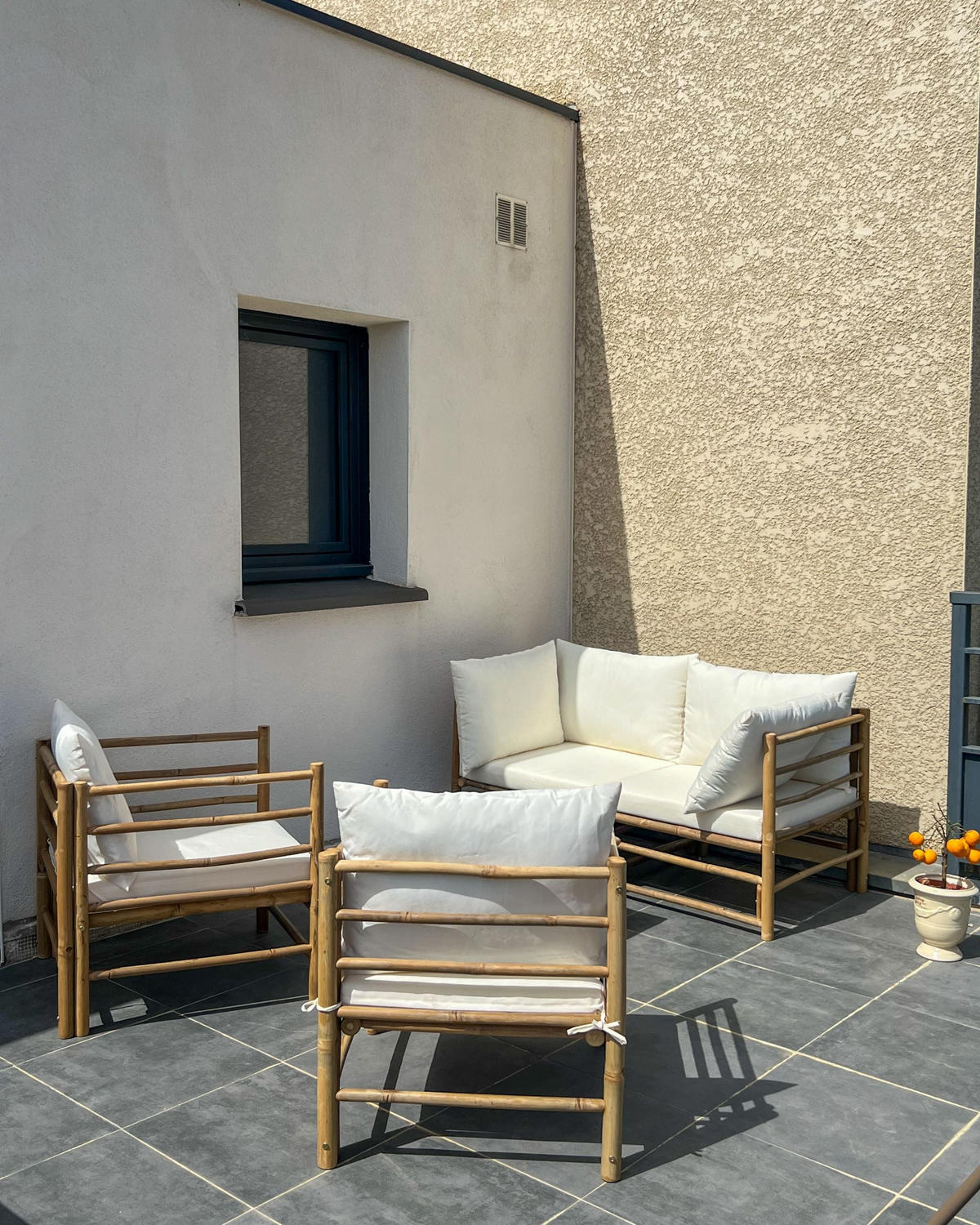 LOUNGE set cu 4 locuri lemn de bambus maro deschis 3 piese perne alb crem Cerreto - crem, lemn - Beliani