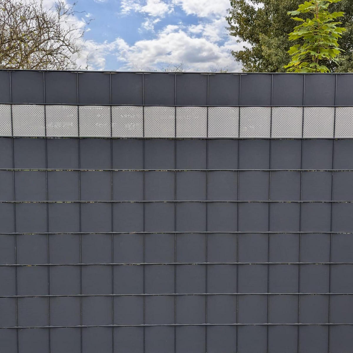 SICHTSCHUTZSTREIFEN PP Premium Gelocht 15 Prozent Streifen Fenstergrau 2,55m - Hellgrau, Kunststoff (255/19cm) - ZAUN|ZU