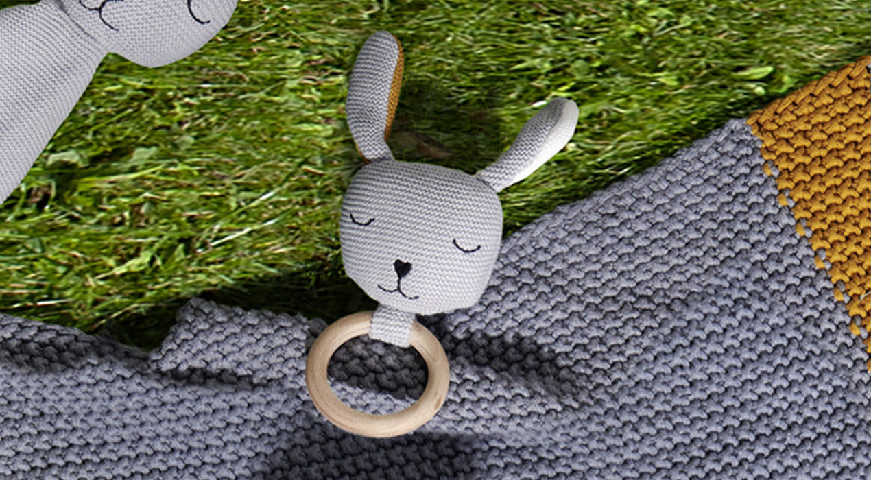 Babyrassel Hase grau mit Holzgriff