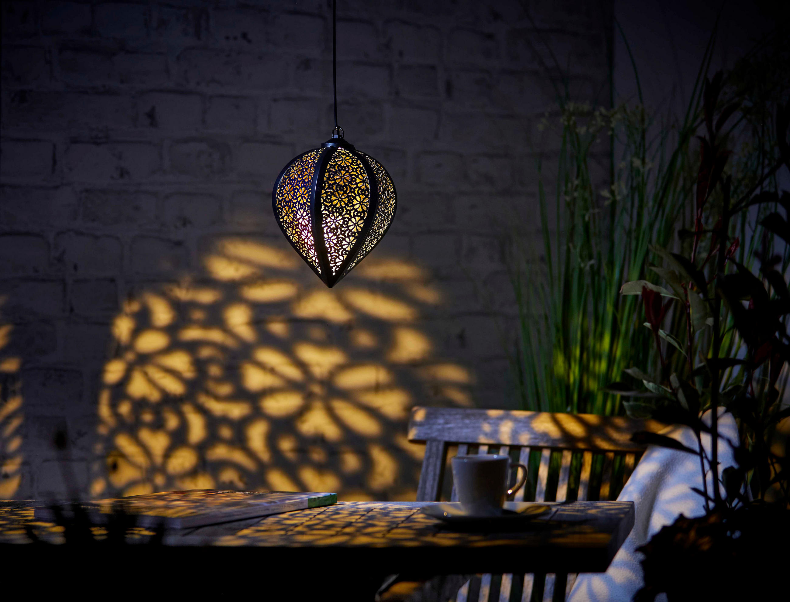 LED-SOLAR-HÄNGELEUCHTE - wetterfest mit Dämmerungssensor und Schattenspiel für Garten und Terrasse, Schwarz, 1er-Set - Schwarz, Metall (15.5/15.5/76cm) - Northpoint