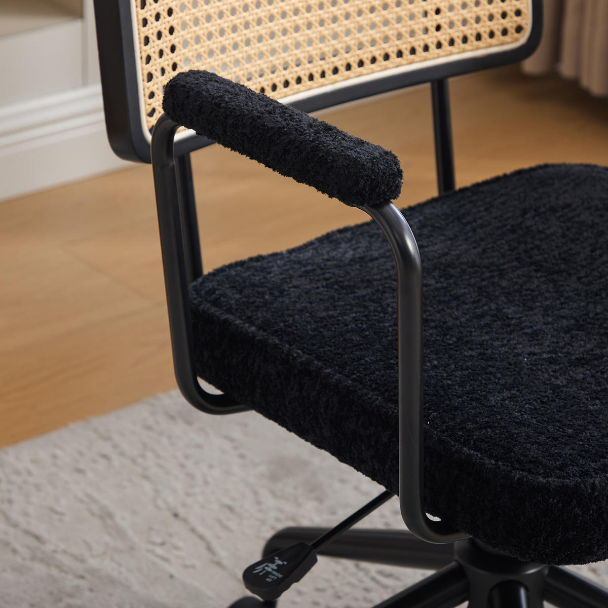 DREHSTUHL DE-36881 mit Rattan-Rückenlehne, Chenille-Sitz und Armlehnen Schwarz - Schwarz, Metall (58.5/91.5/61cm) - ComfortXL