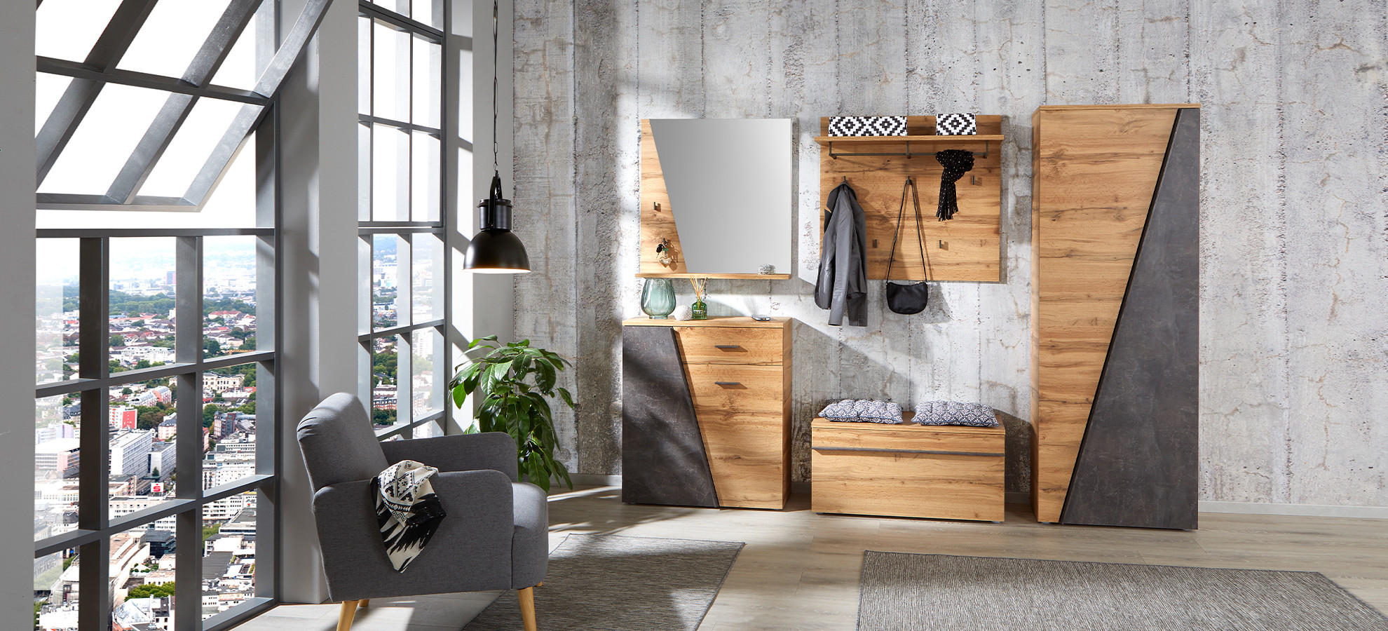 Dřevěná a šedá předsíňová stěna