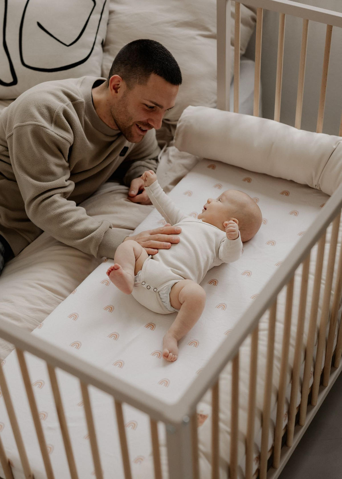 BEISTELLBETT mit Rollen und Umbauseite - sahara dust/natur - Dreamy 4 in 1 Bett - Sandfarben/Naturfarben, Holz (120/90/60cm) - Sämann – make a difference.