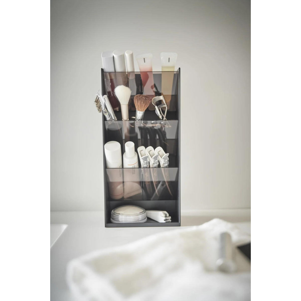 VĚŽ na úložný prostor pro make-up - V 25 cm - černá, plast (7.7/25/8.5cm) - Yamazaki