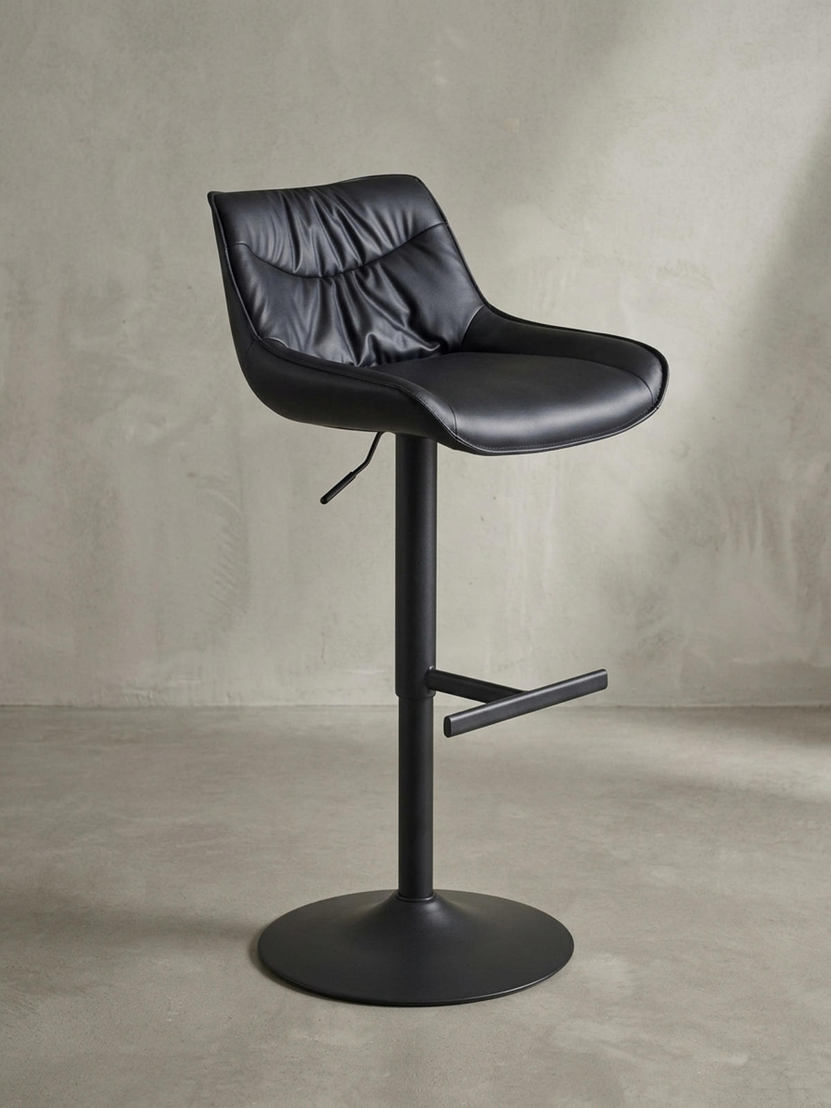 BARHOCKER – Kunstleder Schwarz, Rückenlehne, höhenverstellbar 86–106 cm, Trompetenfuß, 100 kg - Schwarz, Kunststoff/Textil (45/106/55cm) - KADIMA DESIGN