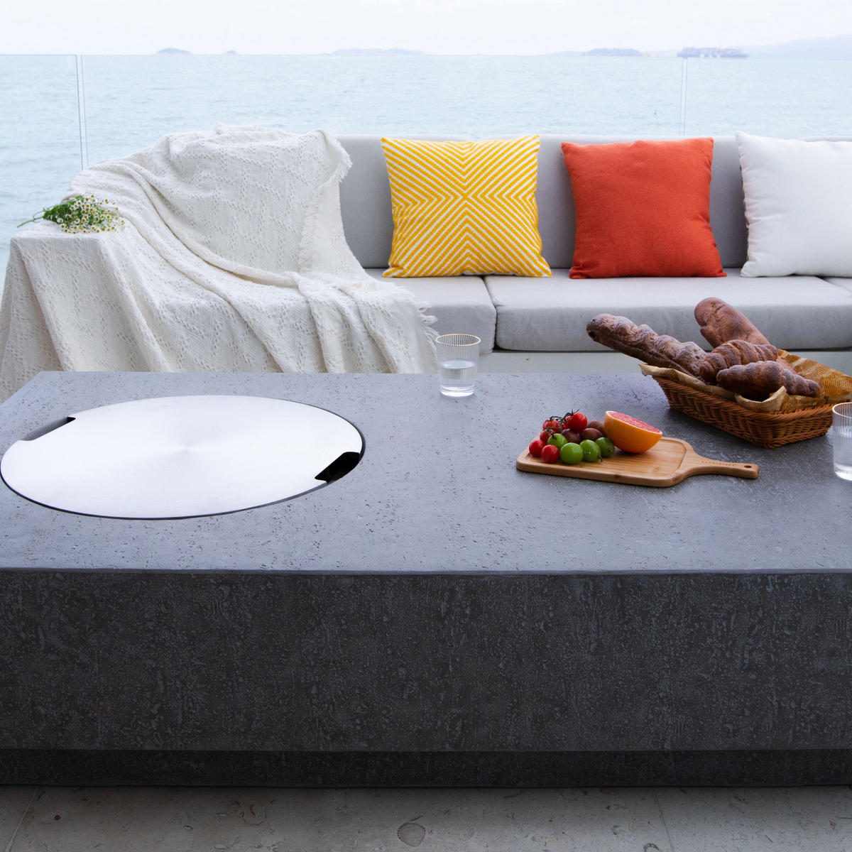 FEUERTISCH Metropolis Gasfeuerstelle aus GF-Beton - 4-tlg. Set inkl. Glasumrandung, Brennerabdeckung und Gasflaschen-Abdeckung - Hellgrau, Naturmaterialien (81/35/142cm) - Elementi