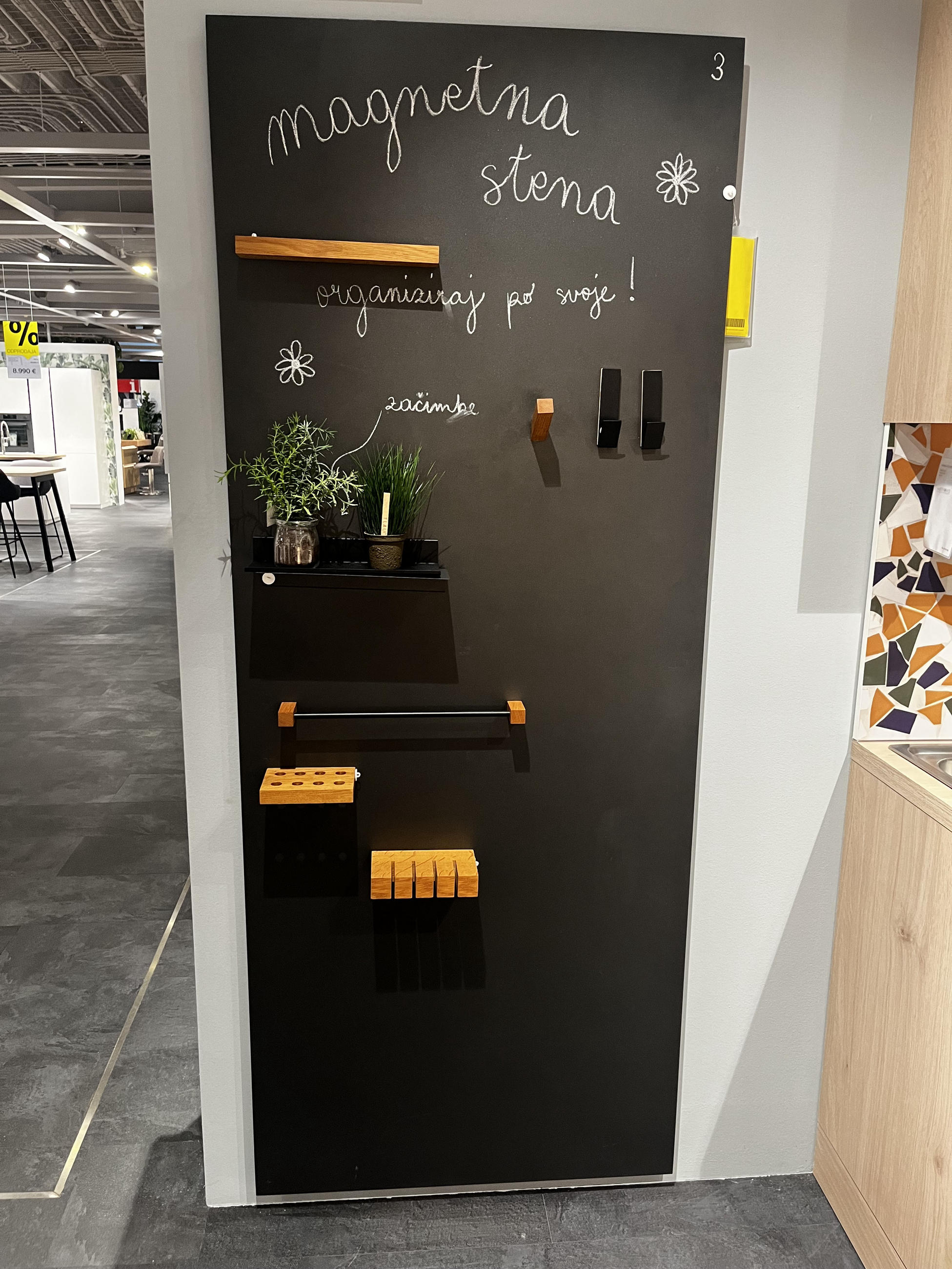 STENSKA NIŠA Z DODATKI