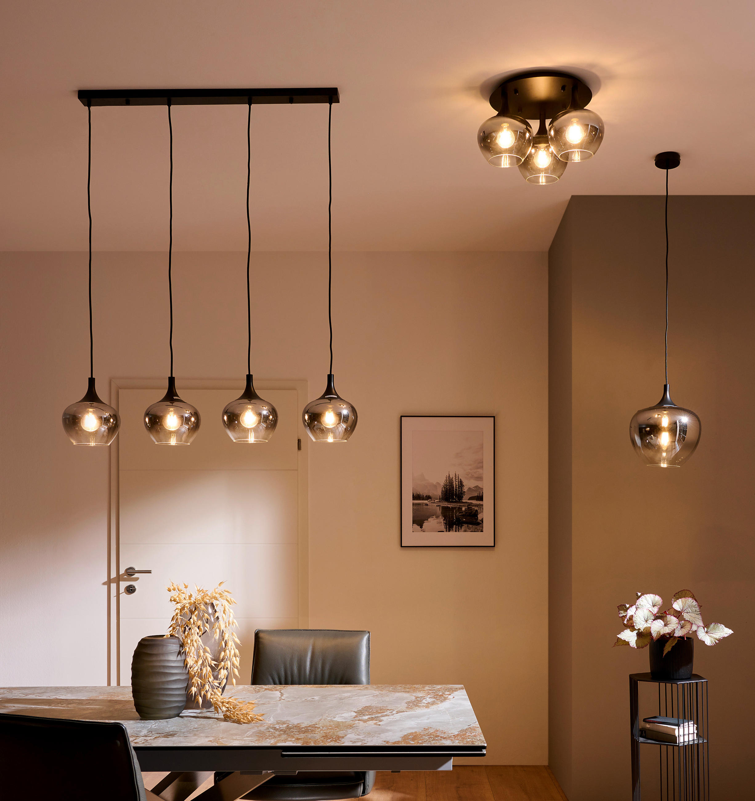 grauer Esstisch mit Hängeleuchte