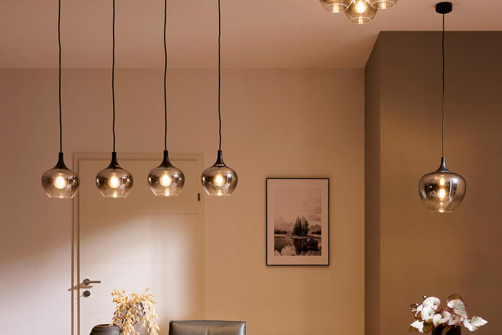 grauer Esstisch mit Hängeleuchte