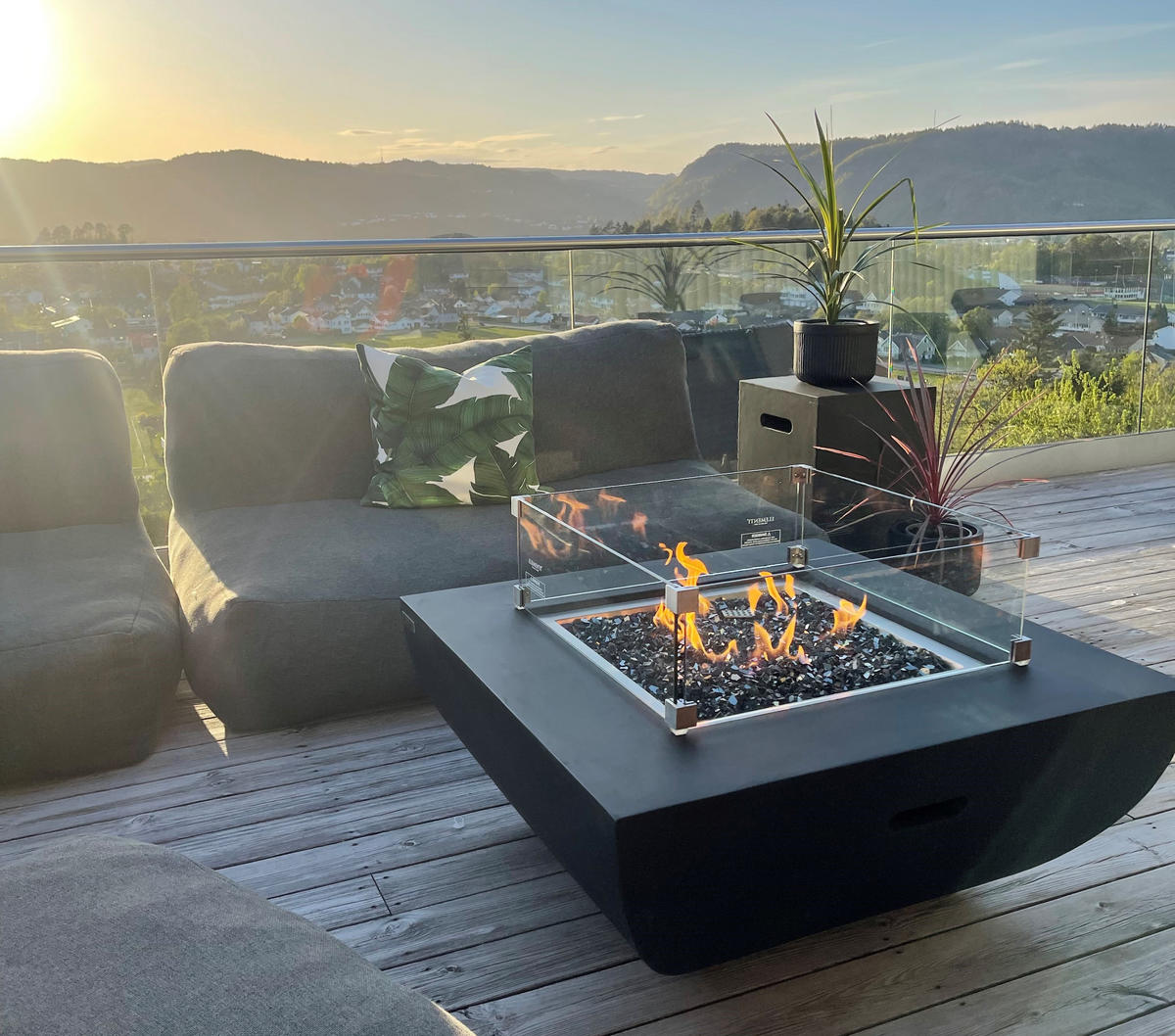 FEUERTISCH Aurora Gasfeuerstelle aus GF-Beton - 4-tlg. Set inkl. Glasumrandung, Brennerabdeckung und Gasflaschen-Abdeckung - Schwarz, Naturmaterialien (86/36/86cm) - Elementi