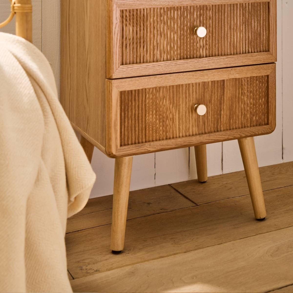 NACHTTISCH mit 3 Schubladen und lamellenartiger Front 35/71/42 cm - Eschefarben, Holzwerkstoff (35/71/46cm) - Calicosy