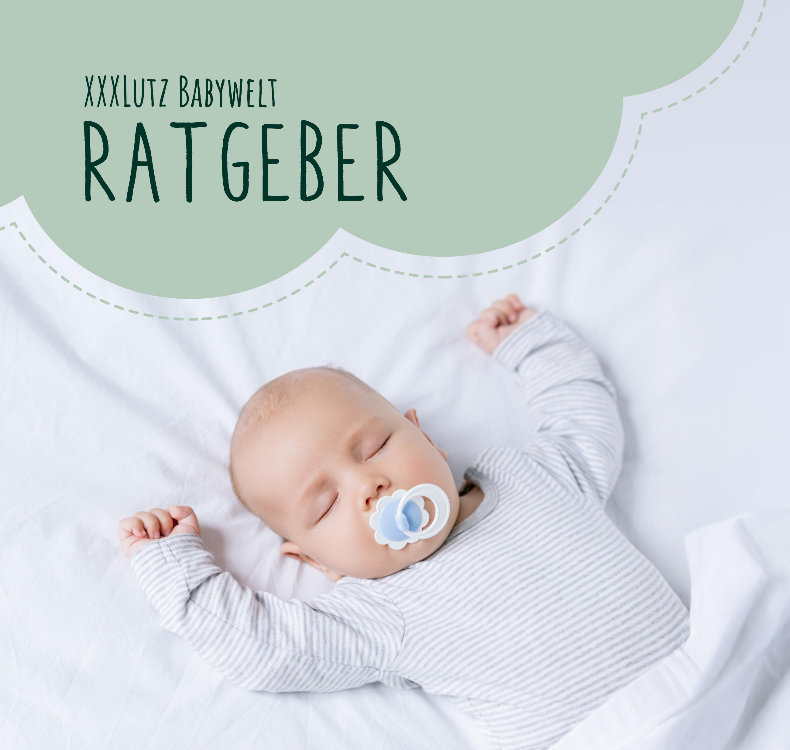 Ein schlafendes Baby liegt auf weißer Bettwäsche, trägt einen hellgrau-weiß gestreiften Schlafanzug und hat einen Schnuller im Mund. Links im Bild steht in einer grünen Sprechblasen-Grafik ‚XXXLutz Babywelt Ratgeber‘.