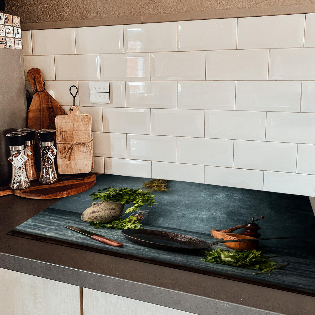 HERDABDECKPLATTE Kräuter - Gewürze - Pfanne - Messer - Grau - Rustikal Induktionsmatte 83x51 cm - Petrol, Kunststoff (83/51.5/0.2cm) - MuchoWow