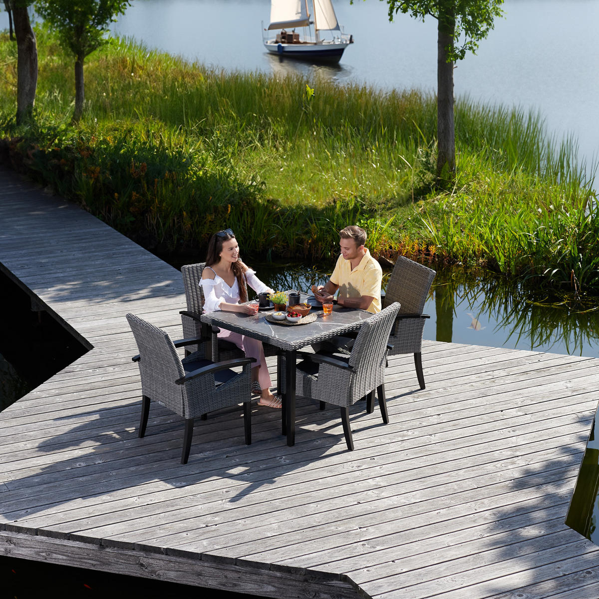 GARTENTISCH Tarent mit 4 Stühlen Rosarno, Armlehnen und Füße aus Holz, natur - Naturfarben, Kunststoff - tectake