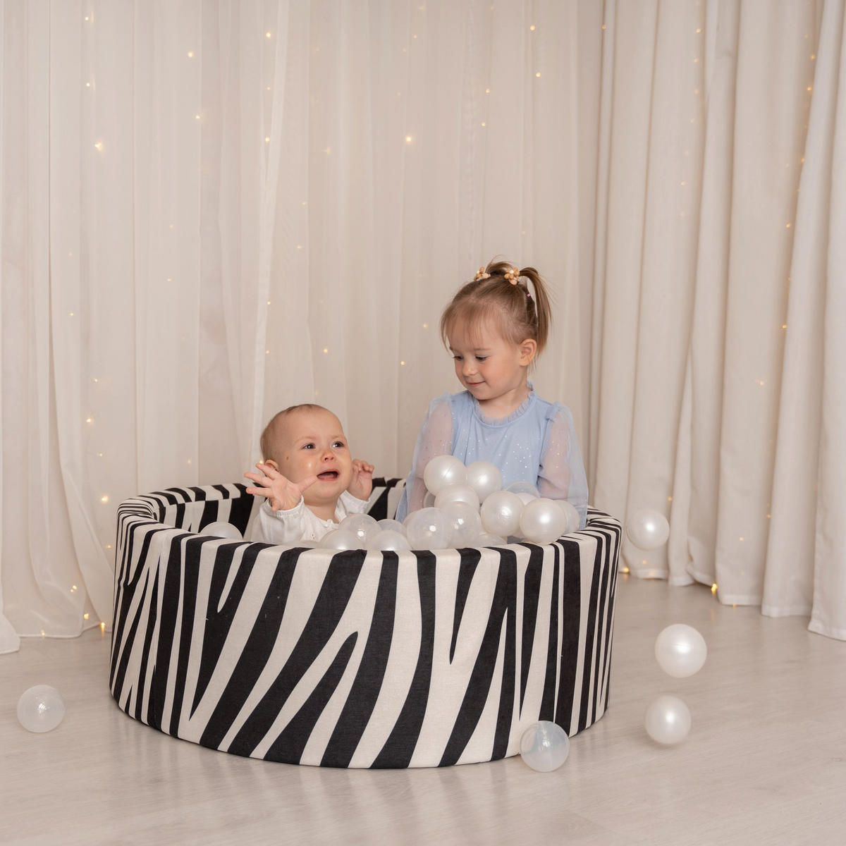 BÄLLEBAD für Kinder 90/30 cm, Rund, Zebra-Motiv, Schwarz-Weiß, inkl. 200 Bällen - Schwarz/Weiß, Textil (90cm) - Bees & Blooms