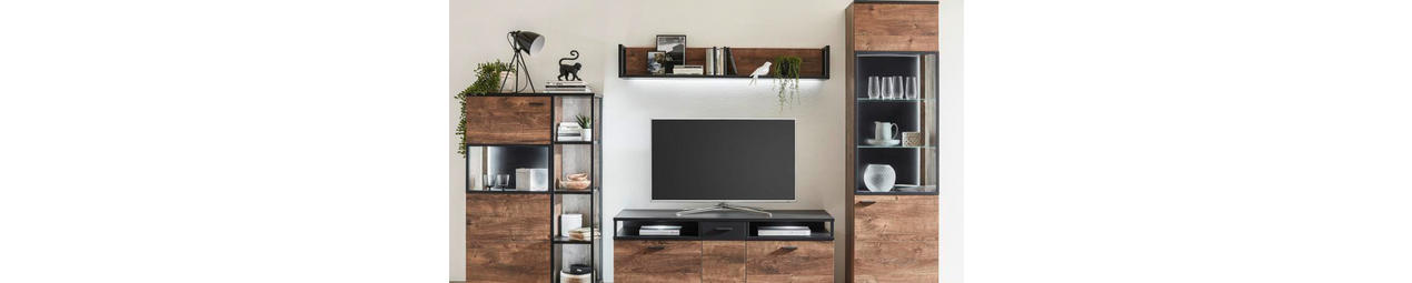 Moderne Wohnzimmerwand mit Holzregalen und offenen Fächern für Geräte und Dekoration.