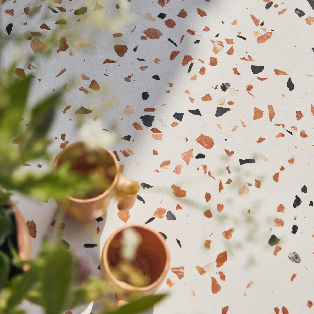 GARTENTISCH Elio Braun aus Premium-Terrazzo - Braun, Stein (90/90/77cm) - Tikamoon