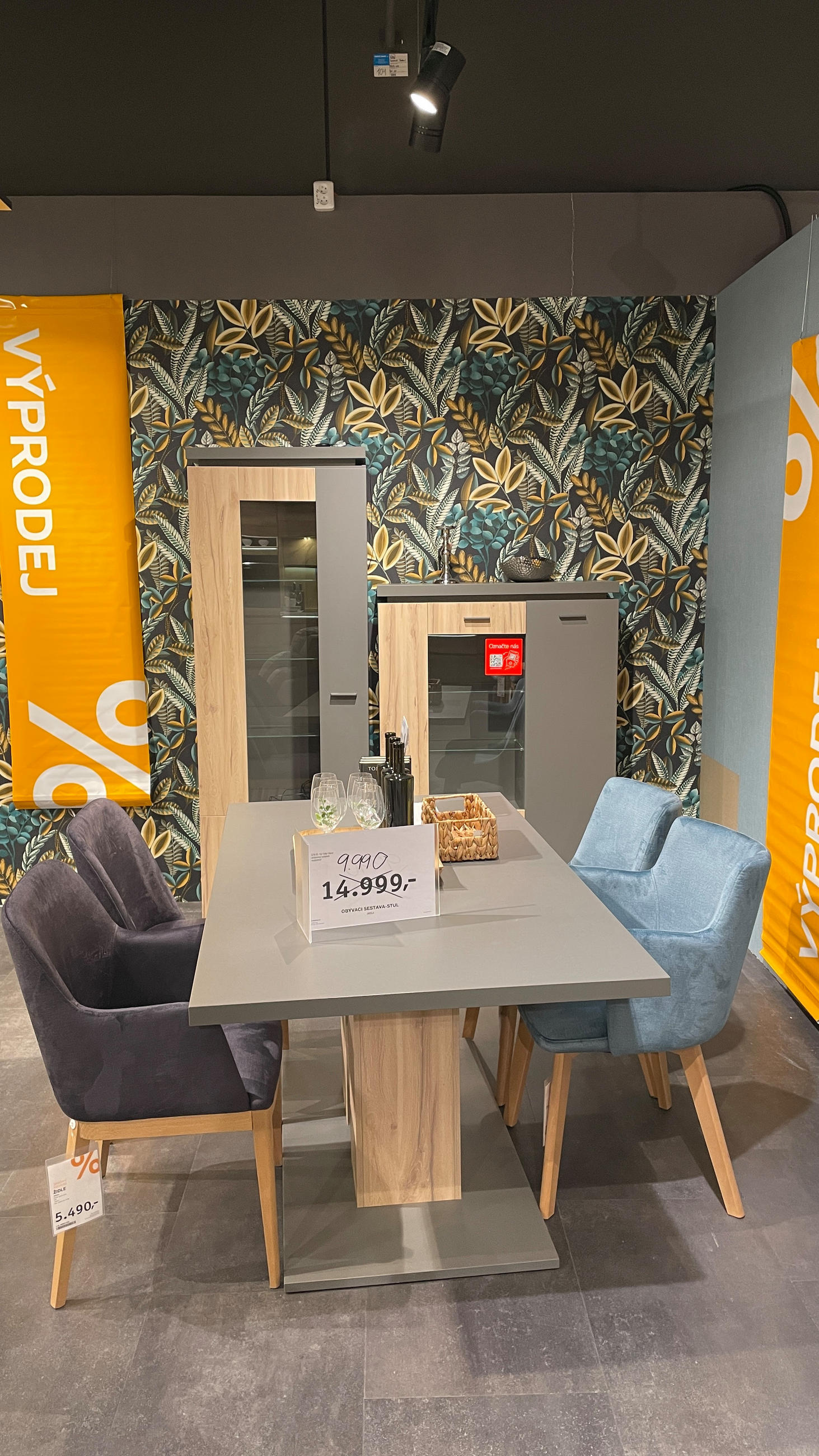 Obývací stěna a stul