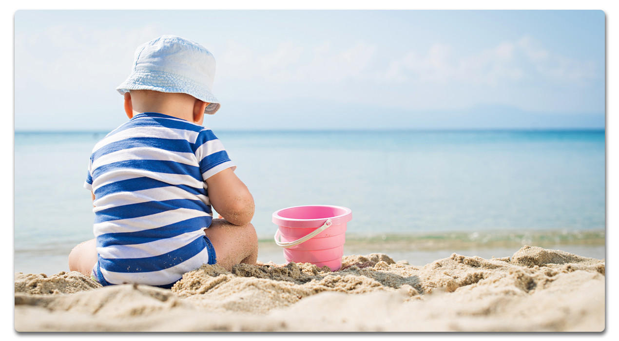 kind am strand mit strandhut