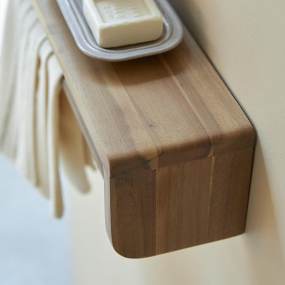 HANDTUCHHALTER Lila Natur aus Akazie - Naturfarben, Holz (60/14/14cm) - Tikamoon