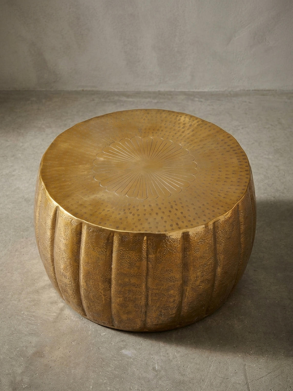 COUCHTISCH LIMENTRA im orientalischen Stil aus strukturiertem Aluminium, Gold 60x60x36 cm - Goldfarben, Metall (60/60/36cm) - KADIMA DESIGN