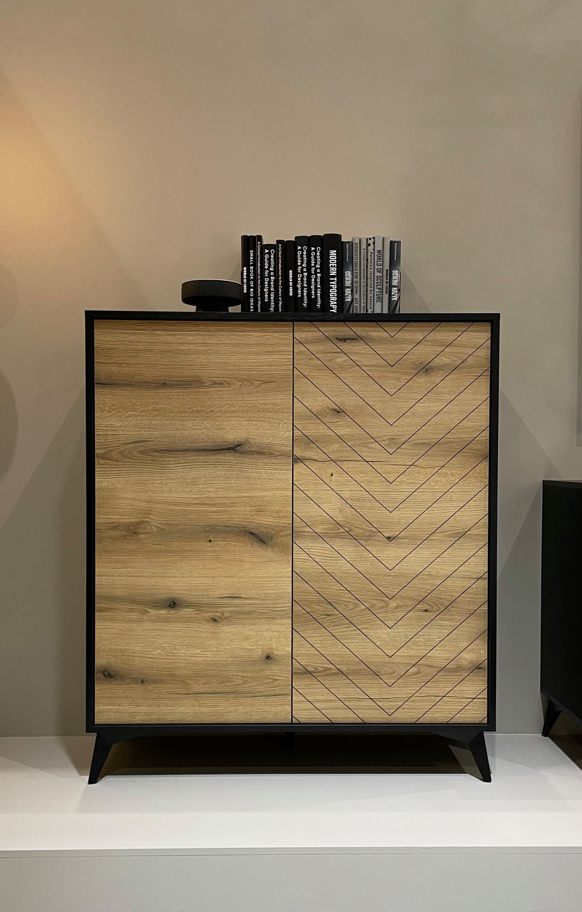 HIGHBOARD Boulia Schwarz mit Fischgrätfronten in Eiche 104 cm - Eichefarben/Schwarz, Holzwerkstoff/Metall (104/119/39cm) - Selsey