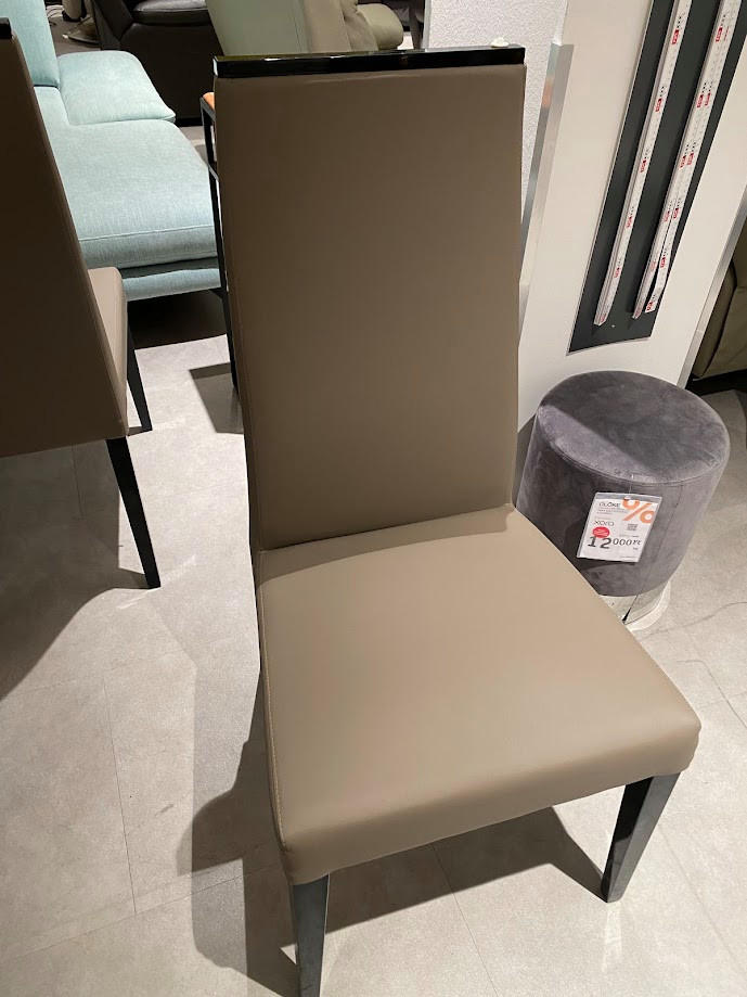 SZÉK MONT-BUDAÖRS OUTLET - Novel