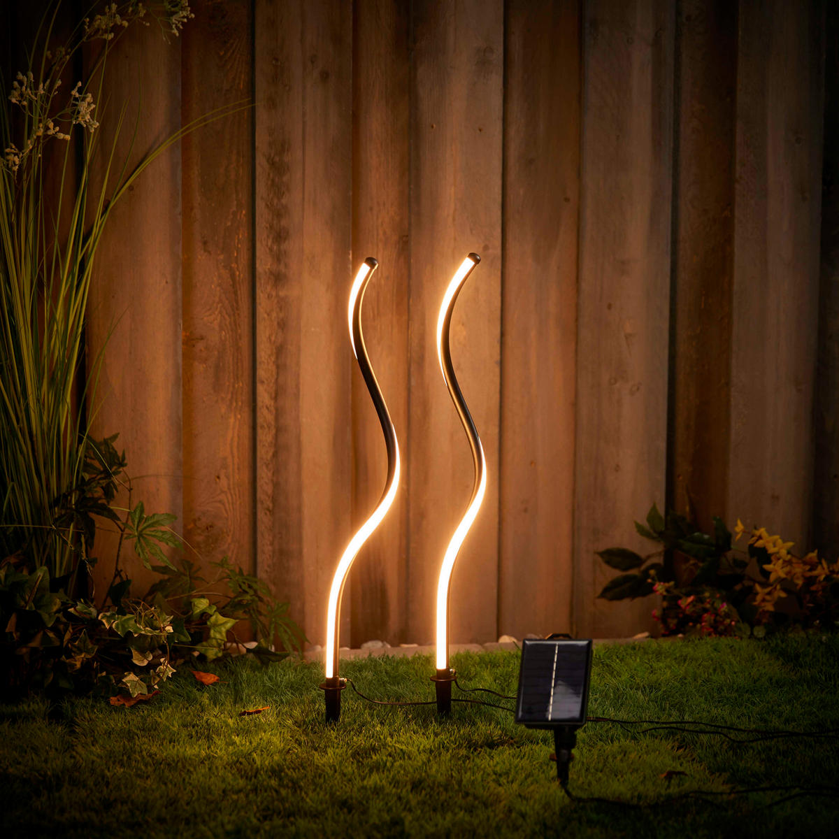 SOLAR-LED-GARTENSTECKER - warmweiß mit Dämmerungssensor und wetterfestem Design für stimmungsvolle Außenbeleuchtung - Weiß, Kunststoff (2/2/72cm) - Northpoint