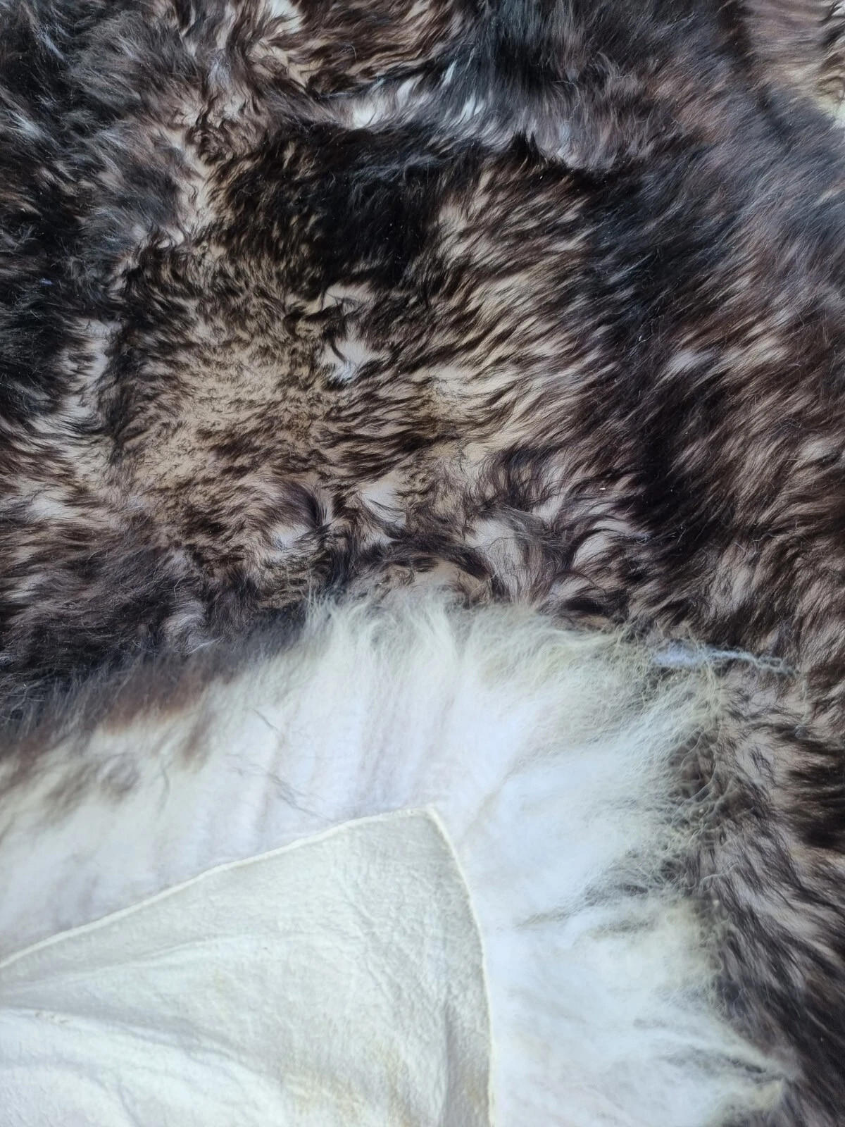 SCHAFFELL Premium Lammfell Natur ungeschoren weiche Wolle Schwarz geflammt ca. 105 cm - Schwarz Hochglanz, Fell (55/105cm) - Provellus