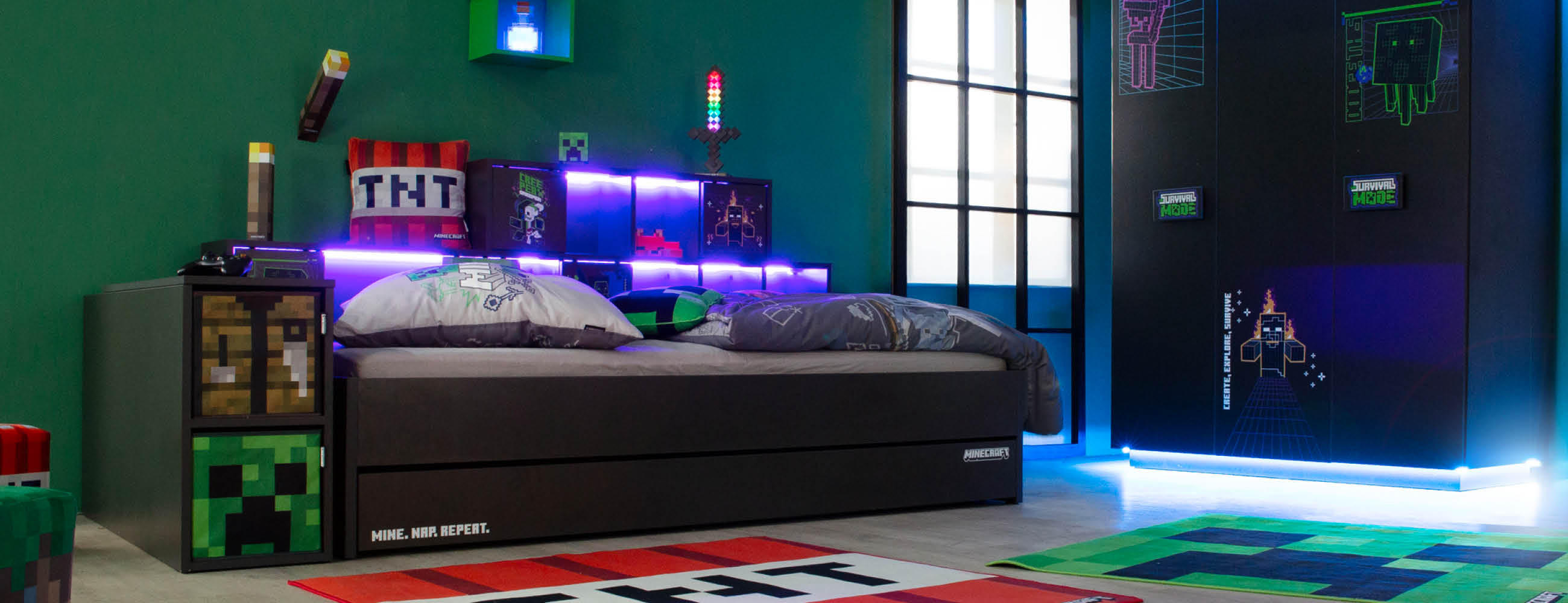 Ein Minecraft-inspiriertes Schlafzimmer mit einem Bett und einem Kleiderschrank.