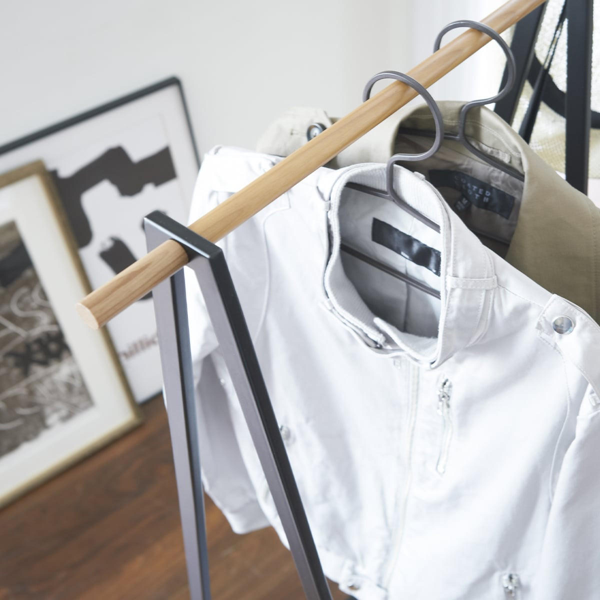 KLEIDERSTÄNDER aus Metall und Holz - H140 cm - Schwarz, Holz/Metall (47/140/52cm) - Yamazaki