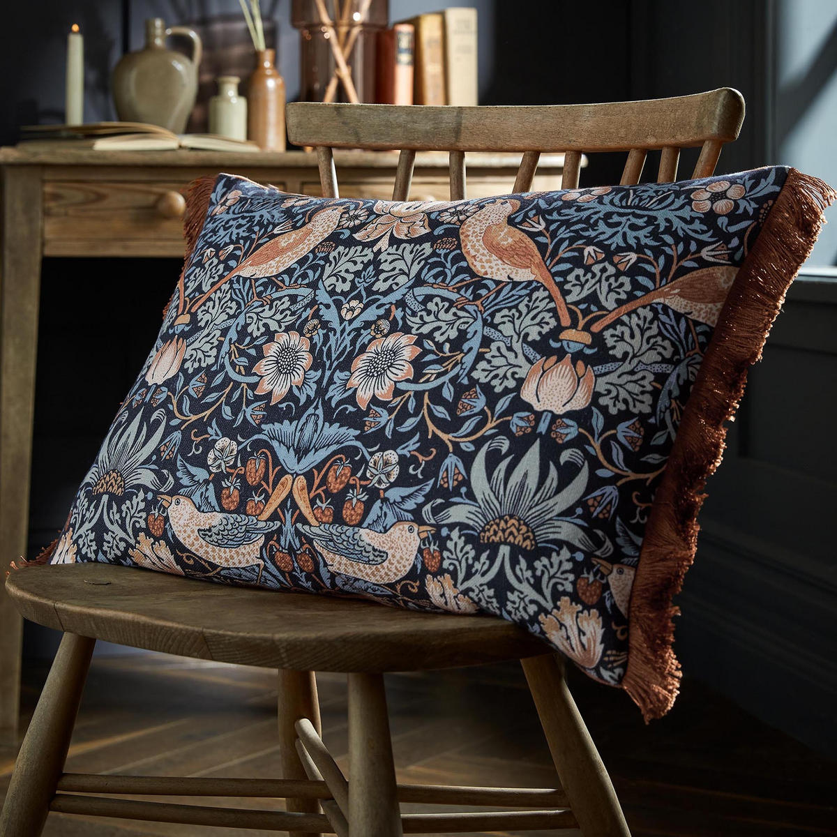 KISSEN Strawberry Thief Blue - Blau, Textil (60/60cm) - Graham & Brown