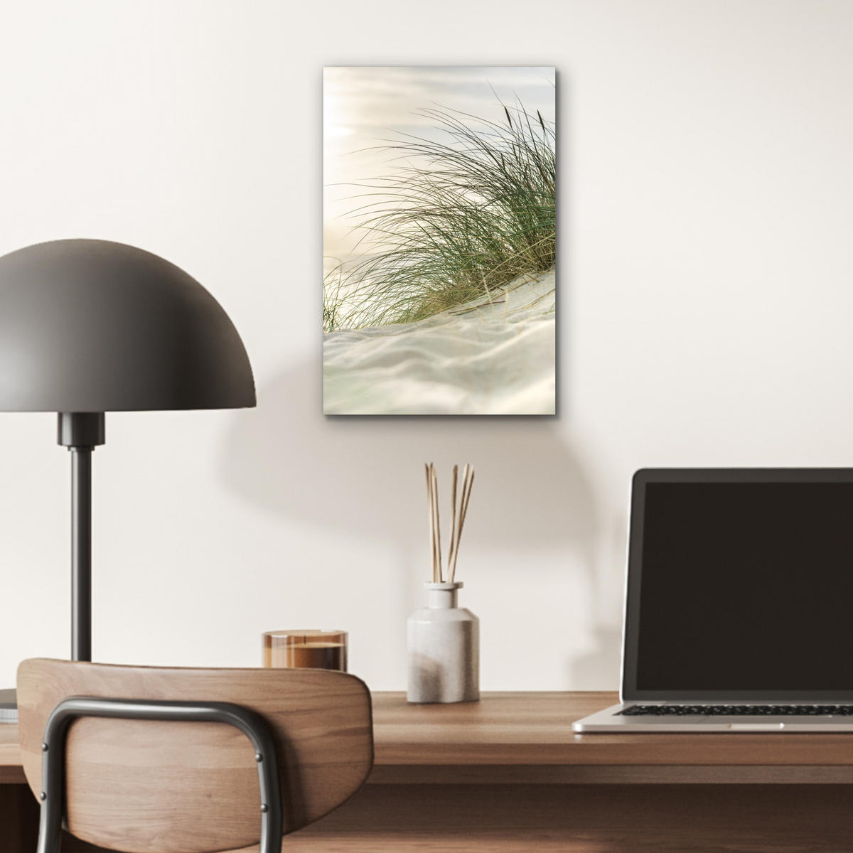 KOVOVÝ OBRAZ Duny s marramovou trávou pod slnkom nemeckého národného parku Schleswig-Holsteinisches Wattenmeer 20x30 cm - krémová, kov (20/30cm) - MuchoWow