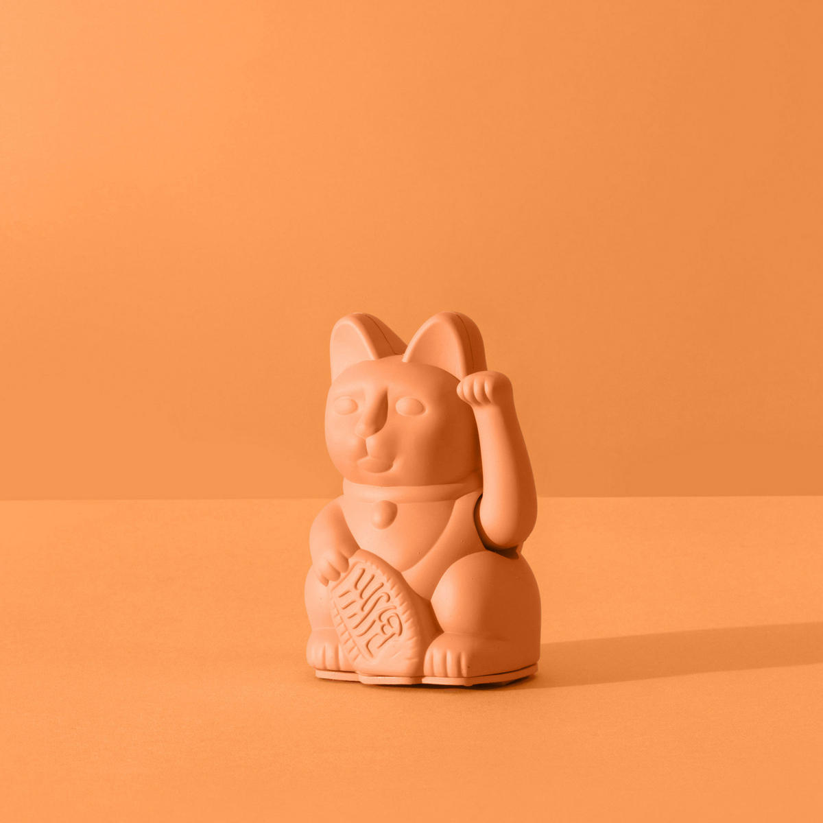 WINKEKATZE Lucky Cat Mini Maneki Neko, Kunststoff, Peach, 9.8 cm - Orange, Kunststoff (6.7/9.8/5.2cm) - Donkey Products