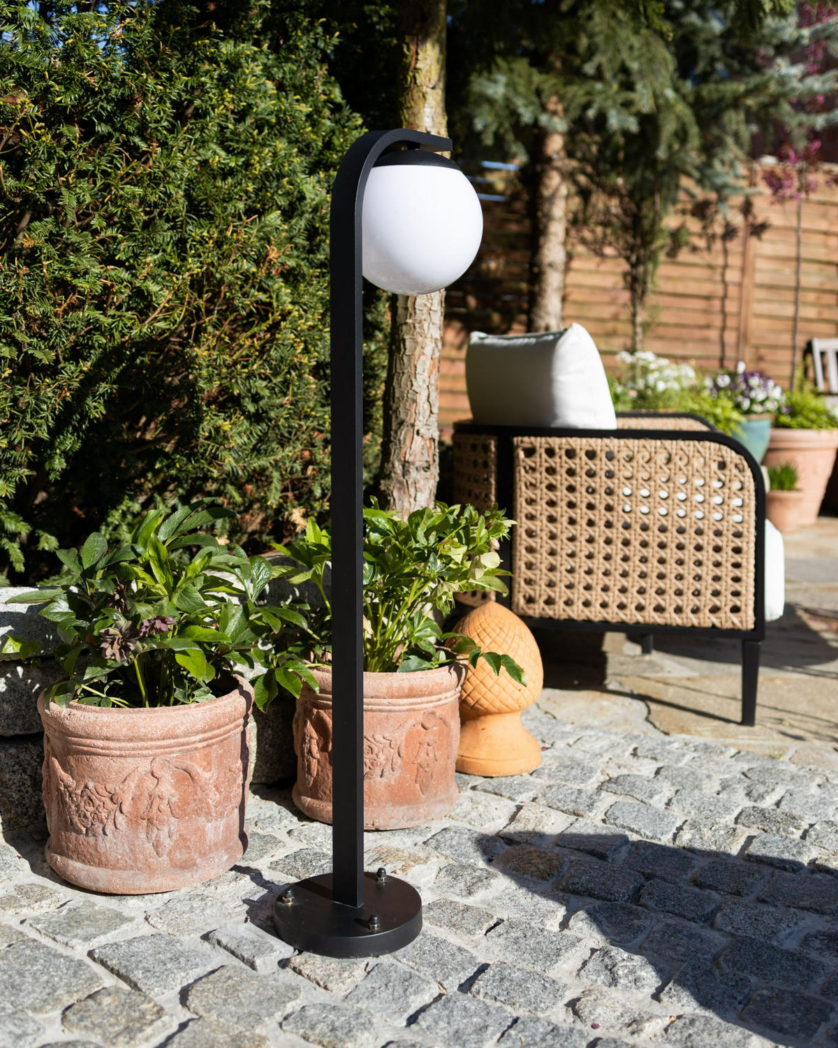SLOUPKOVÉ SVÍTIDLO Černé Kulsi - černá, kov (20/30/105cm) - Beliani