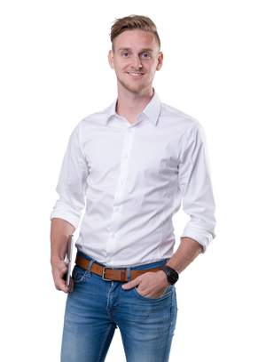 Ein Mann in einem weißen Hemd und blauer Jeans, ergänzt durch einen braunen Gürtel und eine schwarze Armbanduhr. Er hält ein Tablet in einer Hand und steht vor einem transparenten Hintergrund