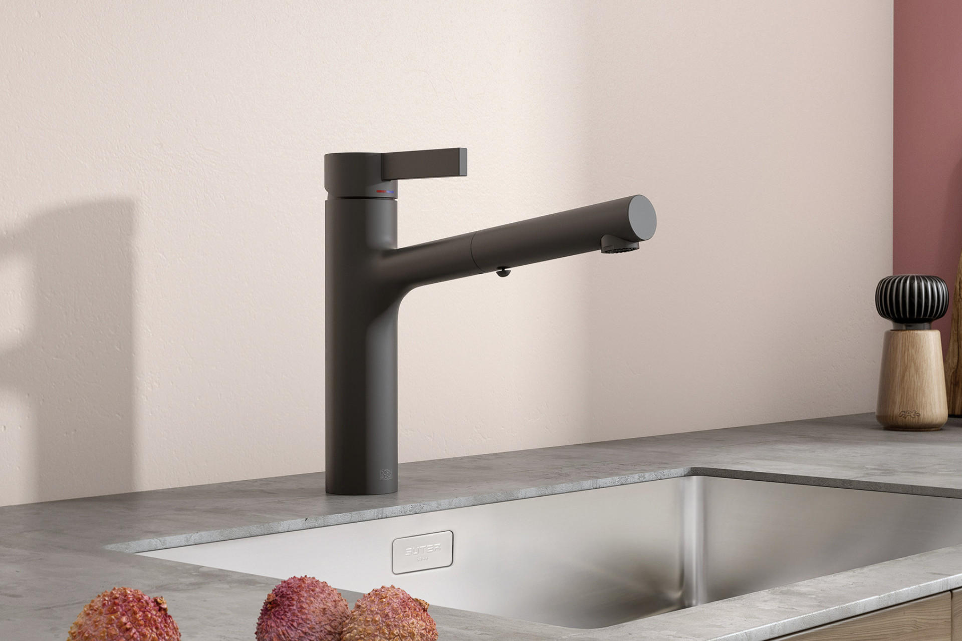 Schwarze und matte Armatur mit einer silber farbenen Spüle von Suter