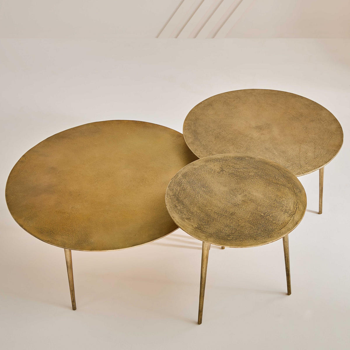 GROSSER Couchtisch aus Aluminium mit vergoldeter Messingoberfläche 82/80/40 cm - Goldfarben, Metall (80/82/40cm) - Signature
