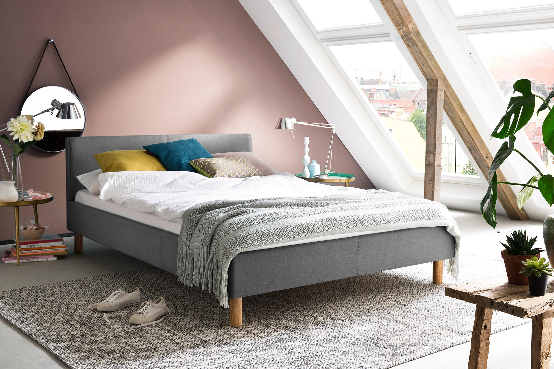 Litet rum med lutande tak