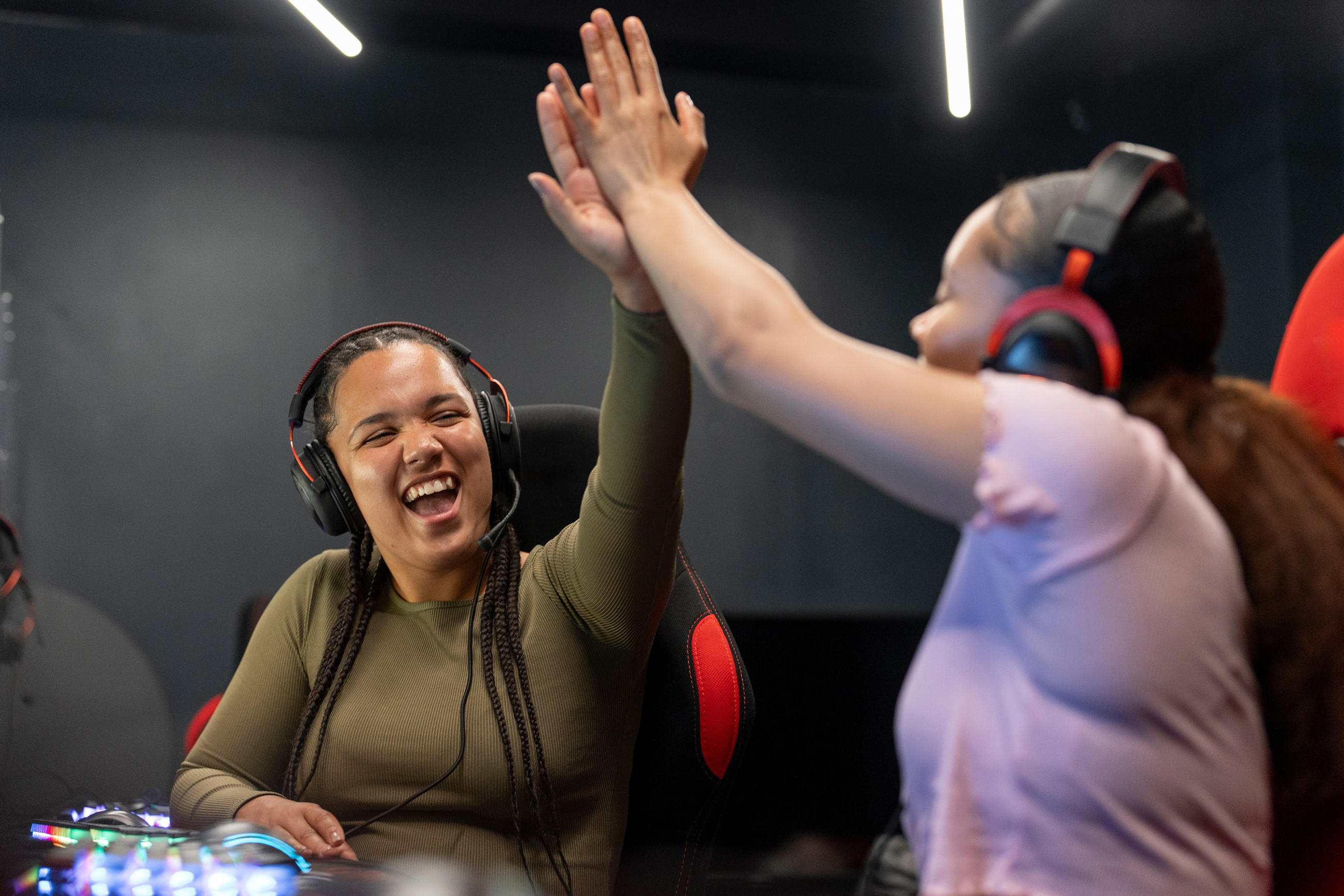 Zwei Mädchen im Gaming Zimmer