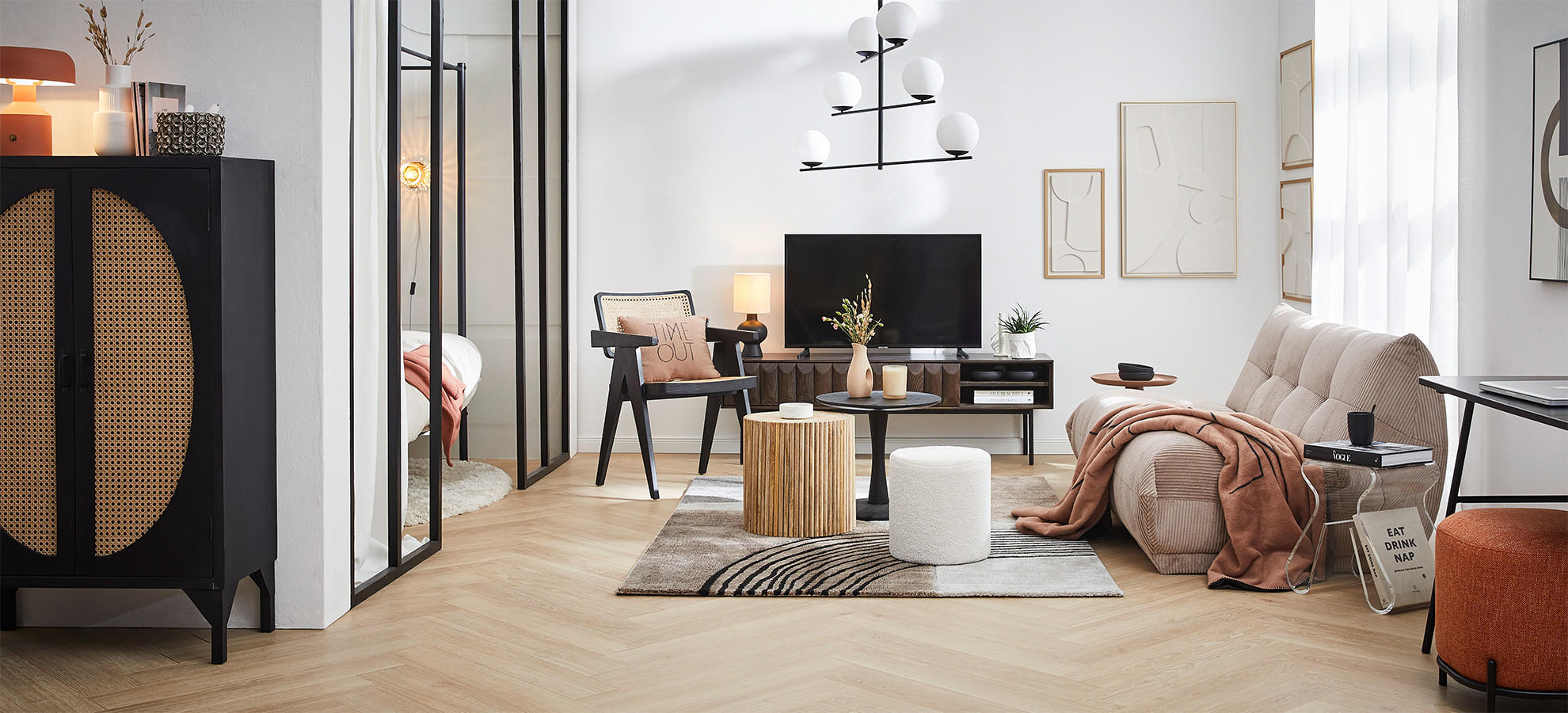 Modern eingerichtetes Wohnzimmer im skandinavischen Stil mit beigem Sofa, Holzmöbeln und dekorativen Elementen – ideal für stilbewusste Wohnkonzepte.