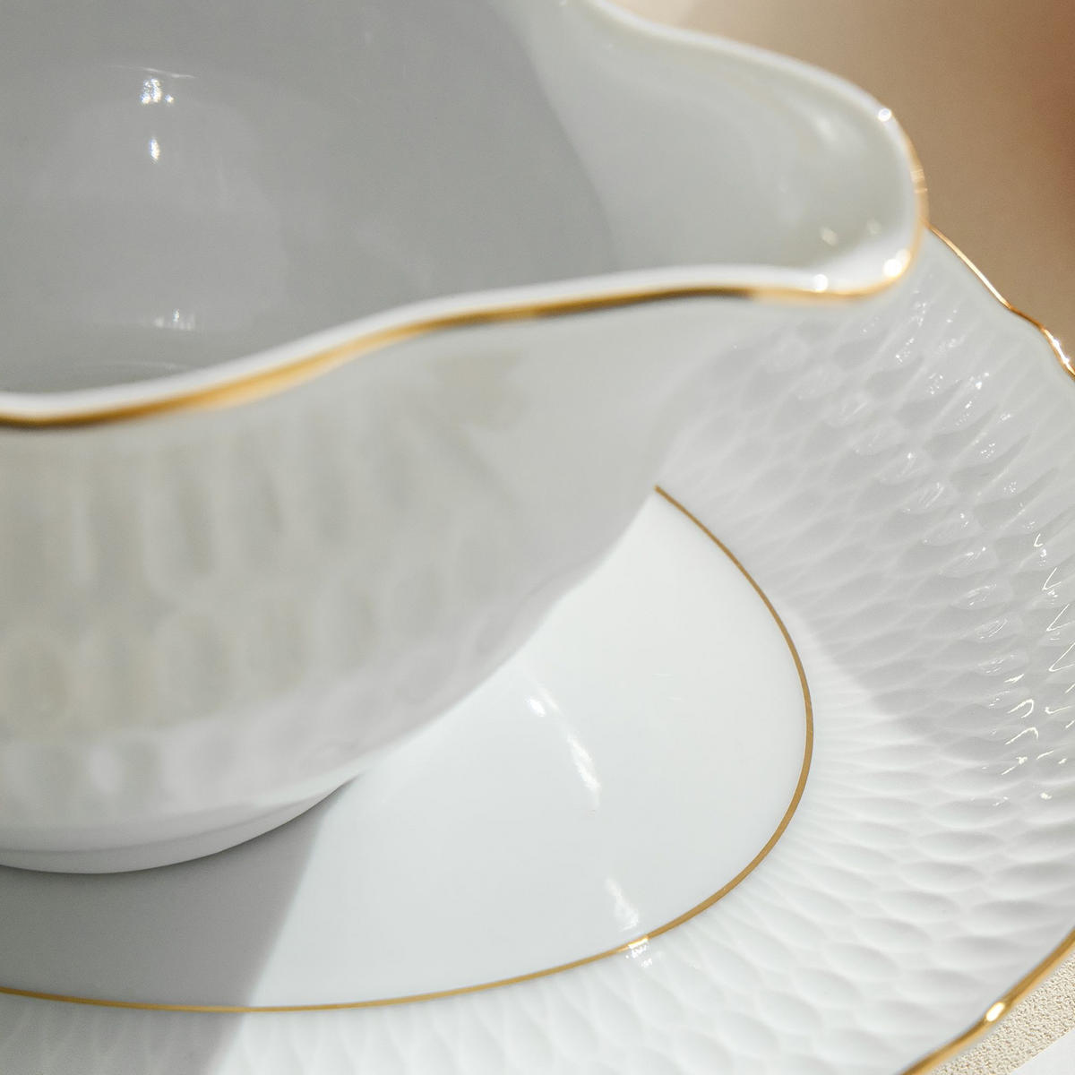 SAUCIERE MIT UNTERTASSE CMIELOW SOFIA GOLDRAND aus Porzellan - Weiß, Keramik (17.5/18/9cm) - KONSIMO®
